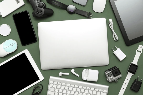 set-modern-devices-on-dark-600nw-2562035367